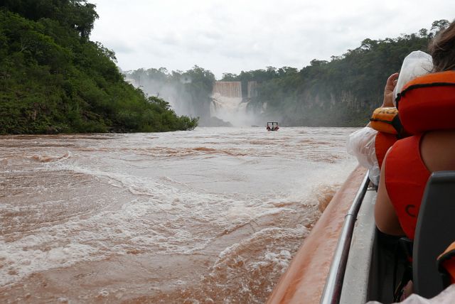 076-iguazu-argentijnse kant-019-boot.jpg - Met een bootje naar de voet van de watervallen.